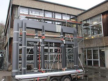 In den vergangenen Tagen sind neue Fenster im Schulhaus eingebaut worden. Diese Arbeiten sind weitgehend abgeschlossen.  Foto: Klaus Schmitt
