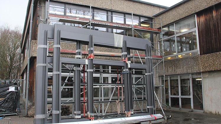 In den vergangenen Tagen sind neue Fenster im Schulhaus eingebaut worden. Diese Arbeiten sind weitgehend abgeschlossen.  Foto: Klaus Schmitt