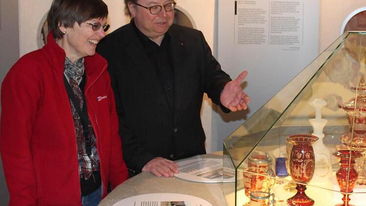 Relikte aus großer Zeit. Birgit Schmalz und Peter Weidisch vor historischen Brunnengläsern. Foto: Thomas Mäuser