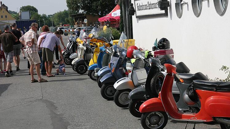 Rund 350 Vespas reihten sich in Reih und Glied für das Publikum auf