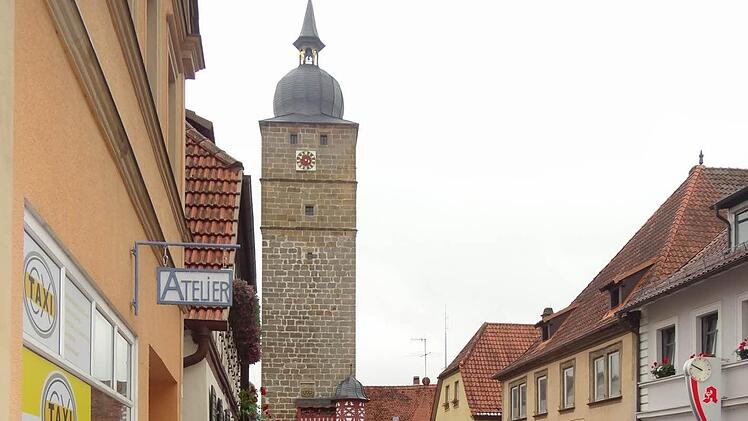 Unterricht an Ort und Stelle: Die Klasse 2c besuchte jeden Turm des Eberner Kegelspiels. Türmer Armin Dominka erzählte ihnen die Geschichte des Grauturms und führte sie auch nach oben.