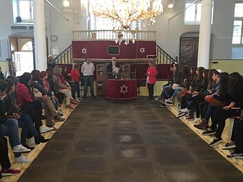 Rabbi Josef Elissaf gab in der Synagoge von Ioanina interessante Einblicke in das jüdische Leben in einer griechischen Stadt früher und heute.