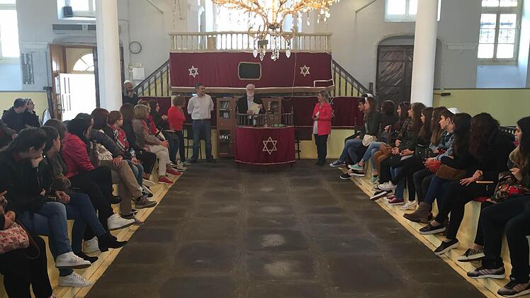 Rabbi Josef Elissaf gab in der Synagoge von Ioanina interessante Einblicke in das jüdische Leben in einer griechischen Stadt früher und heute.