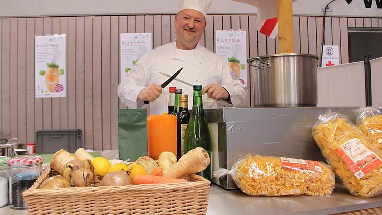Jürgen Stahl vom Gasthof Frankenstuben in Ebern wetzt schon mal die Messer für seine Koch-Show. An allen drei Messetagen wird live gekocht und die Besucher dürfen sich anschließend die frisch zubereiteten Köstlichkeiten schmecken lassen. Fotos: Friederike Stark