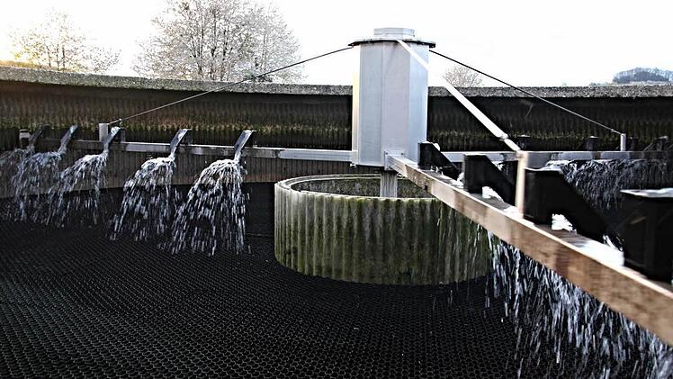 Die Kläranlage in Aktion. Immer wenn genug Wasser angekommen ist, tritt schaltet sie ein.  Foto: Helmut Will