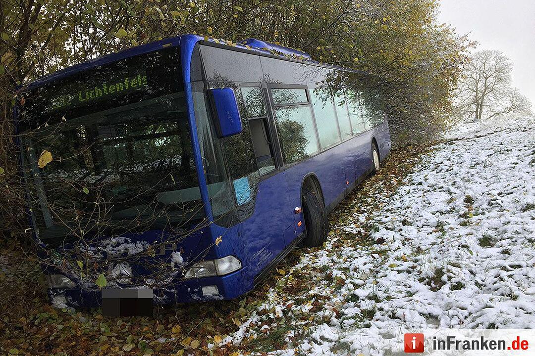 Schulbusunglück bei erstem Schnee – Bus rutscht 300 Meter den Hang hinab – Kinder zum Glück keine im Bus