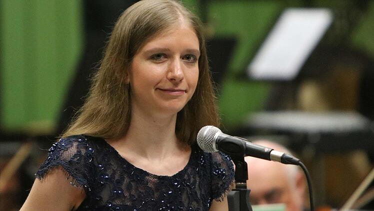 Als Solistin begeisterte die Mundharmonika-Virtuosin Monja Heuler beim Sinfoniekonzert der Musikfreunde in Neustadt. Foto: Jochen Berger