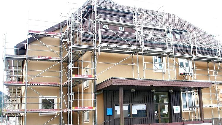Das Rathaus Pressig wird einen Aufzug mit Glasverkleidung erhalten - links neben dem Haupteingang. Foto: Karl-Heinz Hofmann