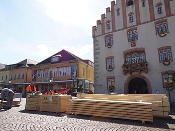 Material für die Staubschutzwände und Abstützungen liegt auf dem Marktplatz bereit. Foto: Arkadius Guzy