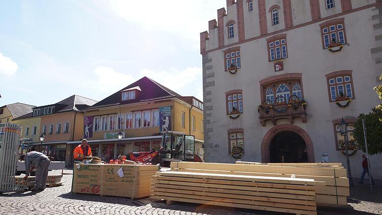 Material für die Staubschutzwände und Abstützungen liegt auf dem Marktplatz bereit. Foto: Arkadius Guzy