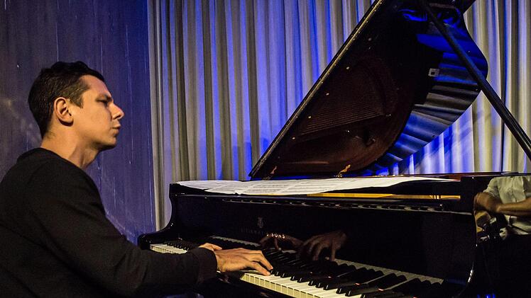 Samuel Torres (Congas) und Bruno Böhmer Camacho am Flügel gastierten mit musikalischen Mitstreitern bei "Leise am Markt" in Coburg.Foto: Jochen Berger