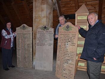 Die Tafeln, auf denen Schüler der Industrie- und Gewerbeschule im Ersten Weltkrieg an, die Namen aller Gefallenen aufschrieben, sind auf dem Dachboden des Gemeindehauses Schulstraße in Sicherheit (von links): Isolde Kalter, Horst Gundel und Klaus Engelhardt.Rainer Lutz