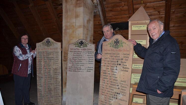Die Tafeln, auf denen Schüler der Industrie- und Gewerbeschule im Ersten Weltkrieg an, die Namen aller Gefallenen aufschrieben, sind auf dem Dachboden des Gemeindehauses Schulstraße in Sicherheit (von links): Isolde Kalter, Horst Gundel und Klaus Engelhardt.Rainer Lutz