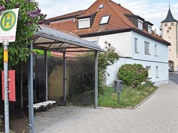 Die Stadt Haßfurt wird die künftigen "Mitfahrbänke" in bestehende Bushaltestellen integrieren. Insgesamt sind 15 Haltepunkte in der Stadt und den Stadtteilen vorgesehen.  Foto: Ulrike Langer