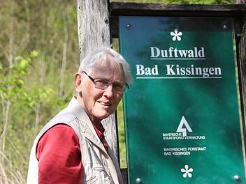 Irmgard Holtkötter am EIngang in den Bad Kissinger Duftwald. Benedikt Borst