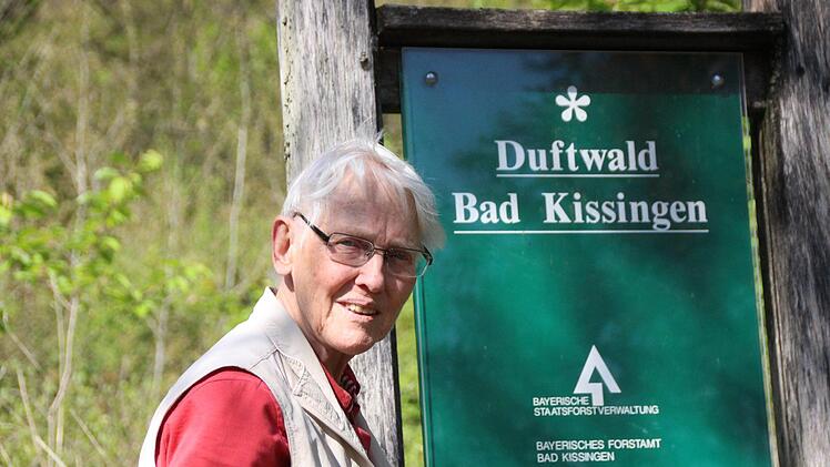Irmgard Holtkötter am EIngang in den Bad Kissinger Duftwald. Benedikt Borst