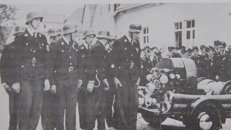 Schauübung beim Feuerwehrfest 1958 zur Einweihung des Gerätehauses.Feuerwehrchronik/ReproHeike Heike Beudert