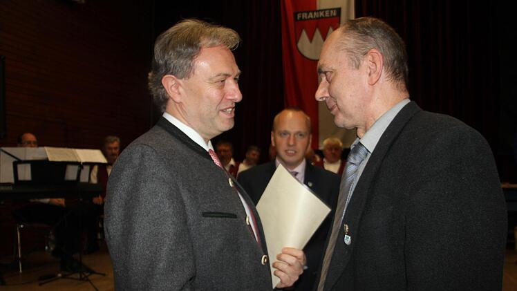 Manfred Fehn (rechts) wurde für 36 Jahrekommunalpolitisches Engagement geehrt. Mit im Bild: Landrat Klaus Löffler (li.) und Bürgermeister Thomas Löffler.