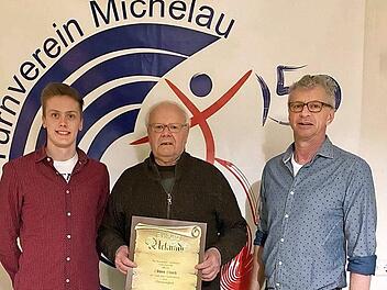 Aufgrund seiner langjährigen Verdienste um den Michelauer Turnverein wurde Edwin Stark (Mitte) zum Ehrenmitglied ernannt, links Martin Rostalski und rechts Clemens Weisser Foto: Klaus Gagel