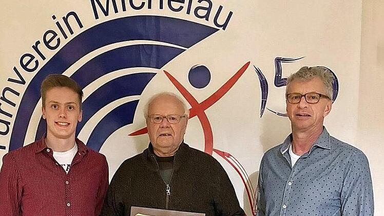 Aufgrund seiner langjährigen Verdienste um den Michelauer Turnverein wurde Edwin Stark (Mitte) zum Ehrenmitglied ernannt, links Martin Rostalski und rechts Clemens Weisser Foto: Klaus Gagel