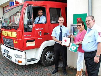 Auch in Westheim gibt es nun einen Defibrillator. Bei der Übergabe waren (von links) Markus Reimer (1. Vorsitzender), Yannick Pfriem (Stadtrat und 2. Kommandant), Gabi Ebert (Stadträtin und Ortsbeauftragte) und Willy Hahn (1. Kommandant) anwesend.  Wolfgang Schwarz