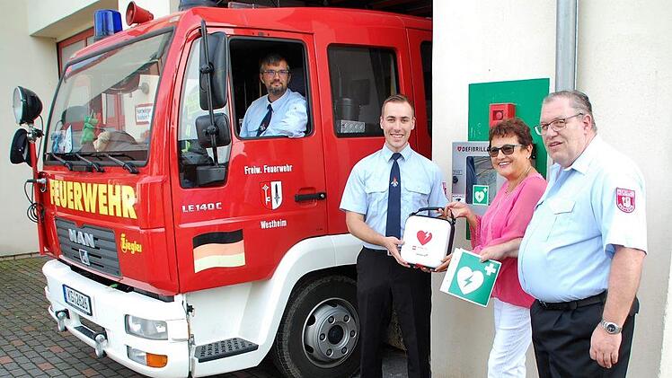 Auch in Westheim gibt es nun einen Defibrillator. Bei der Übergabe waren (von links) Markus Reimer (1. Vorsitzender), Yannick Pfriem (Stadtrat und 2. Kommandant), Gabi Ebert (Stadträtin und Ortsbeauftragte) und Willy Hahn (1. Kommandant) anwesend.  Wolfgang Schwarz