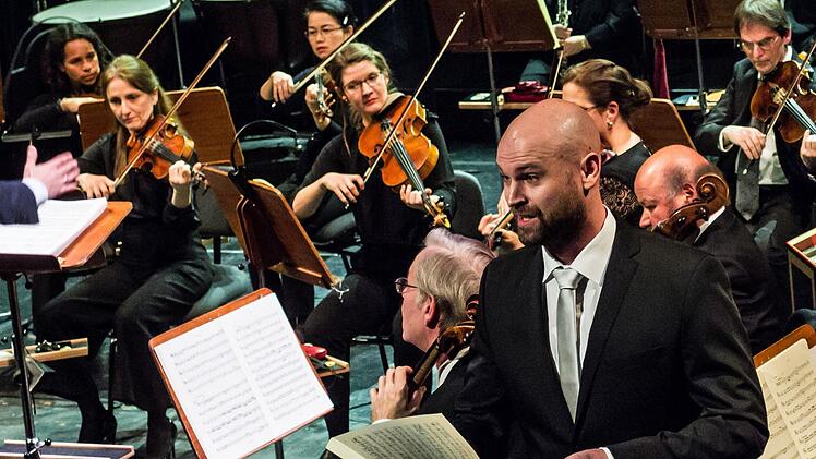 Chor und Philharmonisches Orchester des Landestheaters interpretierten Händels Oratorium "Der Messias" unter Leitung von Chordirektor Mikko Sidoroff.Foto_ Jochen Berger