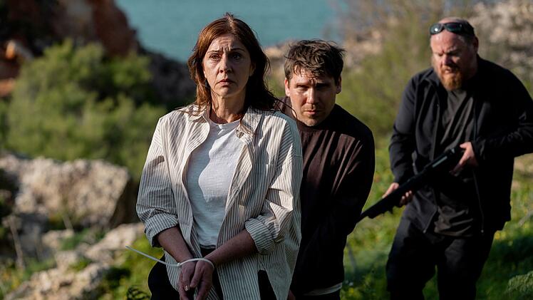 Hanna Landauer (Ulrike C. Tscharre) und Lars R&ouml;wer (Hanno Koffler, zweiter von links) geraten in die Falle.