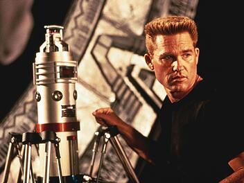 "Stargate" Colonel O'Neill (Kurt Russell) hat den Auftrag, das Sternentor zu sprengen.