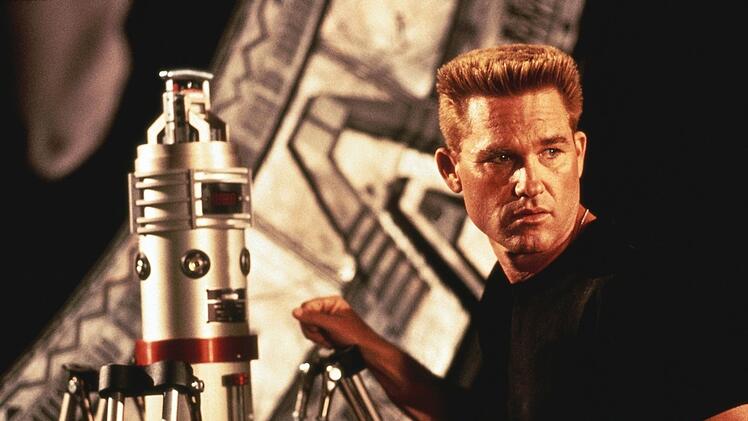 Colonel O'Neill (Kurt Russell) hat den Auftrag, das Sternentor zu sprengen.