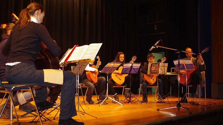 Das Gitarrenensemble unter Leitung von Tobias Schick ließ "Festlich gestimmt" von Michael Kubik erklingen.