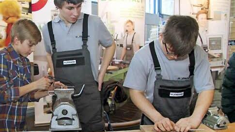 Auszubildende beantworteten den rund 1000 Besuchern Fragen und halfen auch praktisch weiter.