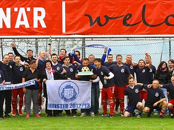 Torjubel: Die ATS-Fußballer feiern die Meisterschaft in der Kreisklasse Kulmbach. Unser Bild zeigt (von links) Fred Seehuber, Abteilungsleiter Jörg Braun, Frank Müller, Kevin Kramarczyk, Alexander Schmidt, ATS-Stadionwirtin Carmen Görler, Sebastian Frank, ATS-Vorstandsvorsitzende Heidesuse Wagner, Physiotherapeut Maurizio, Frank Stübinger, Alexander Sack, Sven Schelhorn (verdeckt), Betim Ismaili, Alfred Braunersreuther, Enis Gashi, Alex Maier, Florian Hohla, Johannes Adam, Sascha Letonja und ...