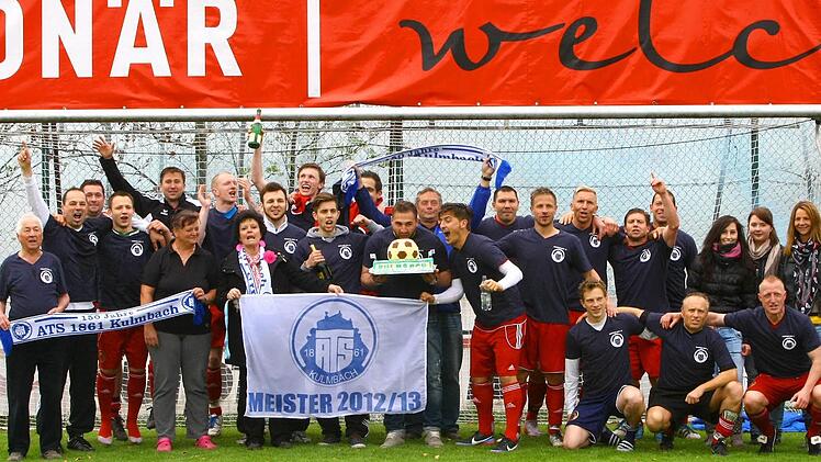 Torjubel: Die ATS-Fußballer feiern die Meisterschaft in der Kreisklasse Kulmbach. Unser Bild zeigt (von links) Fred Seehuber, Abteilungsleiter Jörg Braun, Frank Müller, Kevin Kramarczyk, Alexander Schmidt, ATS-Stadionwirtin Carmen Görler, Sebastian Frank, ATS-Vorstandsvorsitzende Heidesuse Wagner, Physiotherapeut Maurizio, Frank Stübinger, Alexander Sack, Sven Schelhorn (verdeckt), Betim Ismaili, Alfred Braunersreuther, Enis Gashi, Alex Maier, Florian Hohla, Johannes Adam, Sascha Letonja und ...