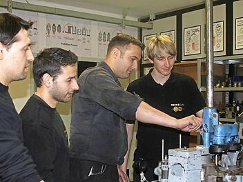 Die Unternehmen brauchen Nachwuchs. Die Heinz-Gruppe bildet in diesem Jahr über 30 Jugendliche aus. Im Bild: Christian Hermann (dritter von links) mit Azubis.Foto: Veronika Schadeck