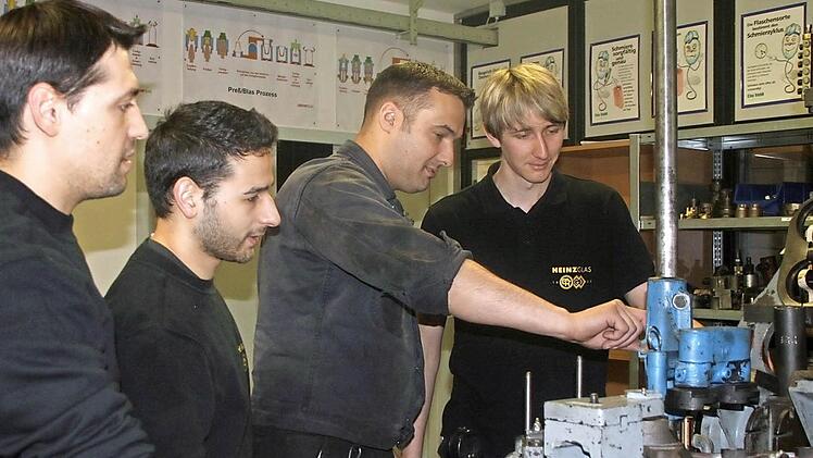 Die Unternehmen brauchen Nachwuchs. Die Heinz-Gruppe bildet in diesem Jahr über 30 Jugendliche aus. Im Bild: Christian Hermann (dritter von links) mit Azubis.Foto: Veronika Schadeck