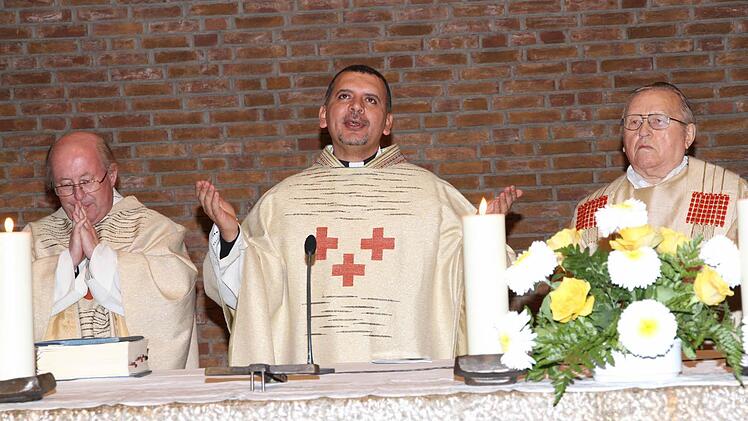 Matta Shafik Ayoub zelebriert mit Pfarrer Franz Noppenberger (links) und dem Geistlichen Rat Michael Kramer die Messe in Hausen.