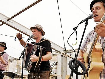 Die Steinacher Gruppe SPILK mit Lokalmatador, Stimmungskanone, Heimatvereinsvorsitzender und Festorganisator Frank Schmitt (Mitte). Links Joachim Bühner, rechts Martin Reinhard.  Foto: Sigismund von Dobschütz