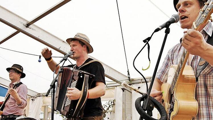 Die Steinacher Gruppe SPILK mit Lokalmatador, Stimmungskanone, Heimatvereinsvorsitzender und Festorganisator Frank Schmitt (Mitte). Links Joachim Bühner, rechts Martin Reinhard.  Foto: Sigismund von Dobschütz