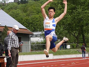 Trung Ngo vom TSV Bad Kissingen erzielte im Weitsprung der Schüler M15 starke 5,69 Meter. Fotos: Reinhold Nürnberger (28)