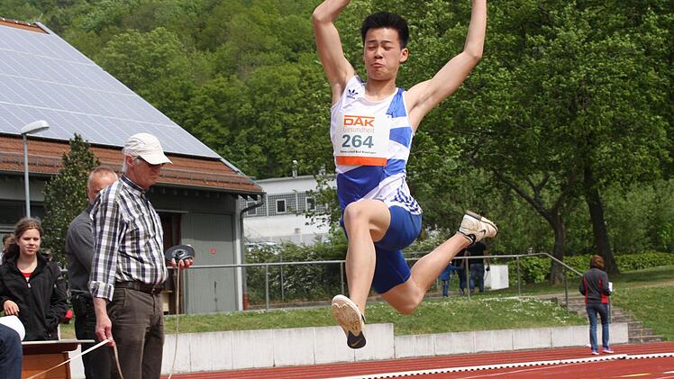 Trung Ngo vom TSV Bad Kissingen erzielte im Weitsprung der Schüler M15 starke 5,69 Meter. Fotos: Reinhold Nürnberger (28)