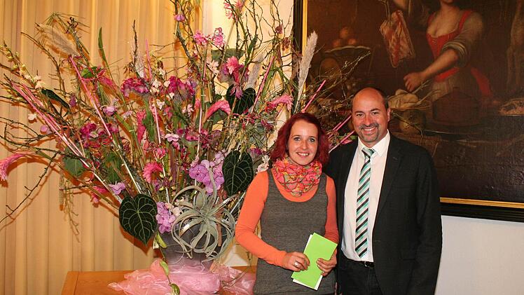 Bürgermeister Johannes Krapp würdigte die hervorragende Leistung der Schlüsselfelderin. Foto: Evi Seeger