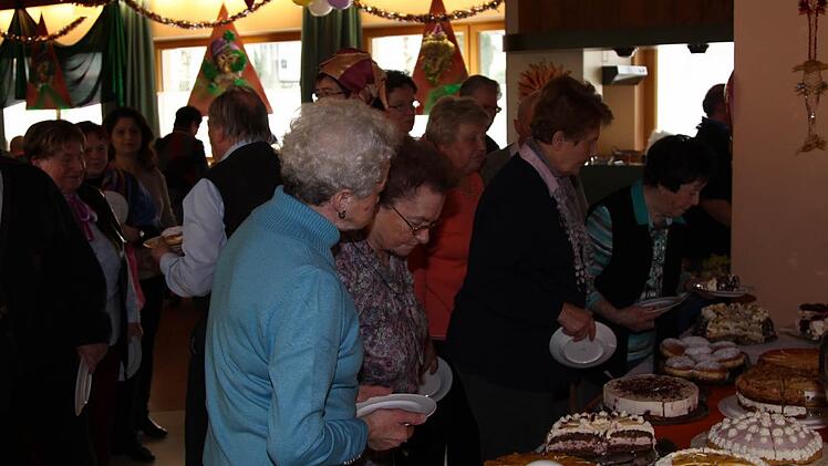 Sturm auf das Kuchenbuffet.Foto: Klaus Klaschka
