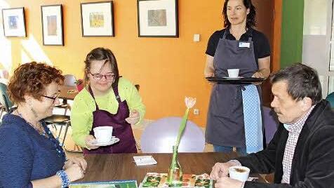 Catarina Wörner (links) und Johannes Salomon lassen sich von Anja einen Cappuccino servieren. Küchenchefin Lisa Lechner assistiert.
