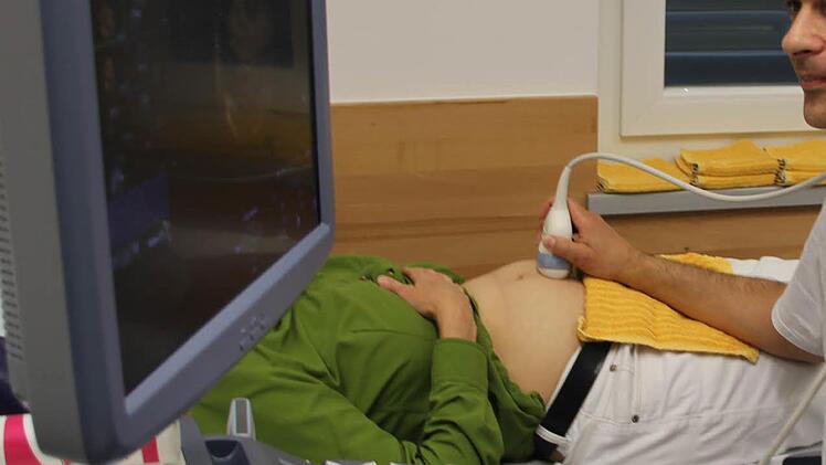 Ist die frauenärztliche Versorgung im Landkreis gefährdet? Für Patientinnen der Praxis Zrenner ist die Suche nach einem neuen Gynäkologen alles andere als einfach. Symbolbild: Archiv