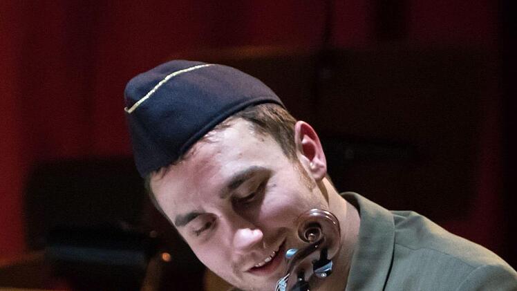 "Die Geschichte vom Soldaten": Valentin Kleinschmidt verkörpert in Coburger die Titelpartie.Proben-Foto Jochen Berger