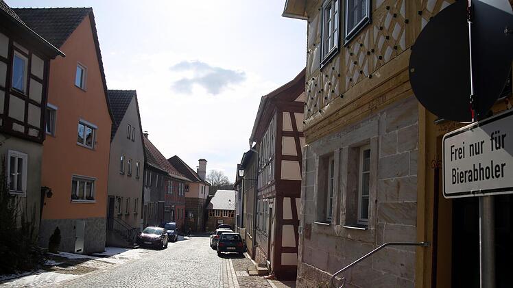 Passt in diese enge Gasse und dieses Ambiente mit Kommunbrauhaus und Alter Schmiede in der Altstadt von Seßlach eine Spielhalle? Die Stadträte verneinten dies in ihrer Sitzung am Dienstag und lehnten die Bauanfrage der Investoren für das Anwesen in der Pfarrgasse 116 unisono ab. Somit werden hier weiterhin nur Anlieger und Bierabholer durchfahren. Foto: Bettina Knauth