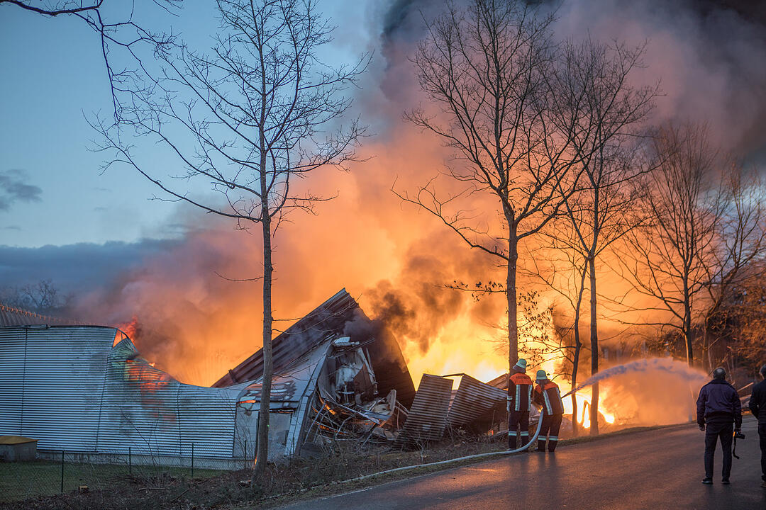 Giftige Rauchwolke über Mittelfranken: Lagerhalle in Roth steht in Flammen