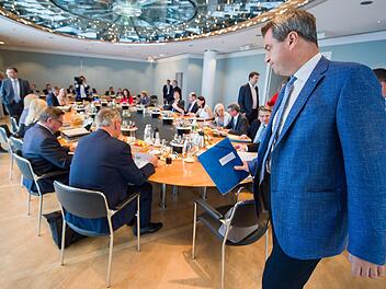 Markus S&ouml;der (rechts, CSU), Ministerpr&auml;sident von Bayern, betritt den Kabinettssaal der bayerischen Staatskanzlei. Der Ministerrat beschloss, dass Kulmbach eine neue Lebensmittelbeh&ouml;rde bekommt.Peter Kneffel/dpa