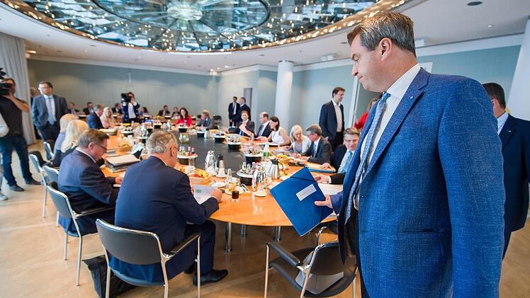 Markus S&ouml;der (rechts, CSU), Ministerpr&auml;sident von Bayern, betritt den Kabinettssaal der bayerischen Staatskanzlei. Der Ministerrat beschloss, dass Kulmbach eine neue Lebensmittelbeh&ouml;rde bekommt.Peter Kneffel/dpa